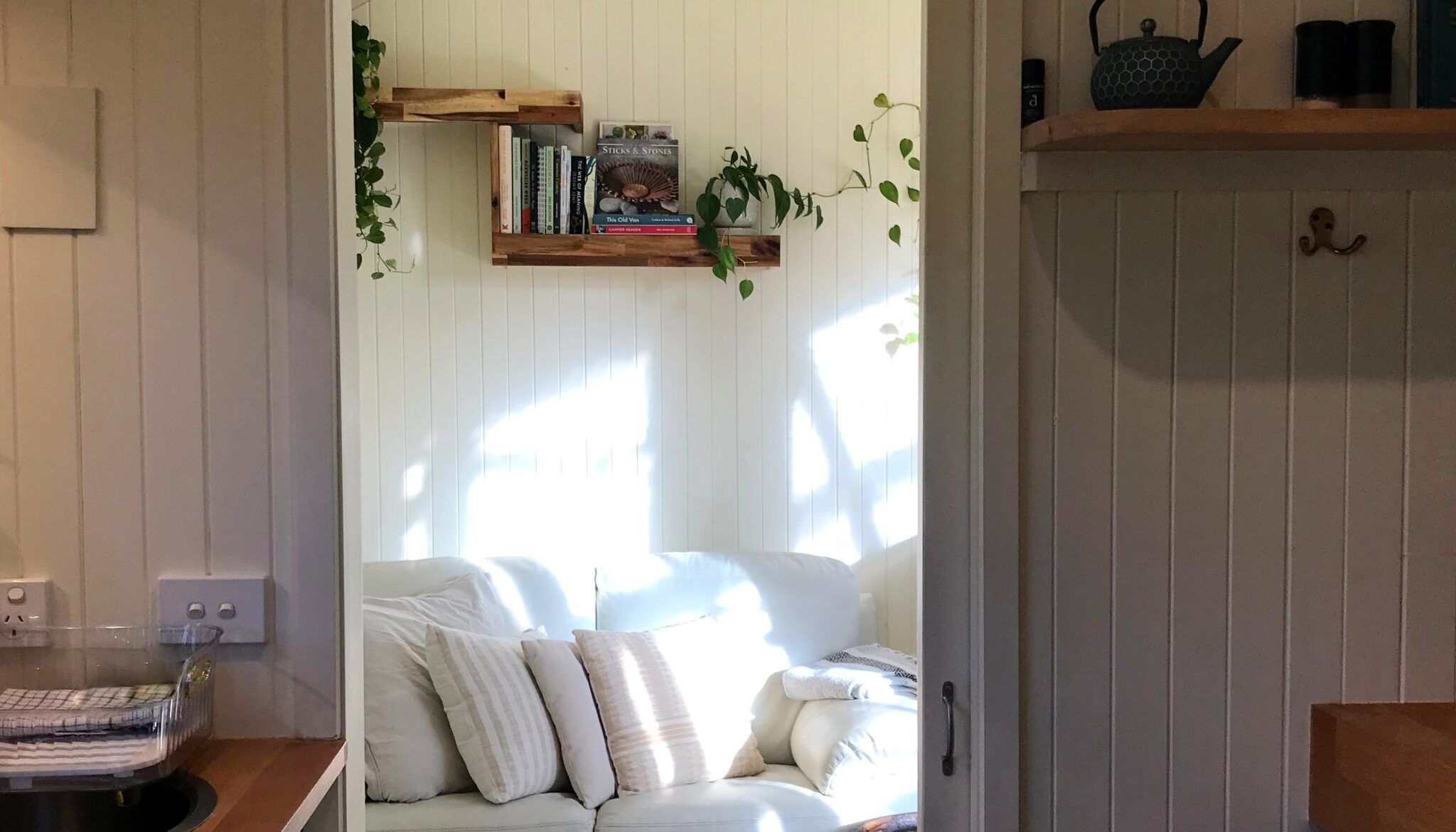 Holly Tree Hut Bruny Island Accommodation